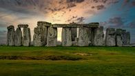Mythos - Die größten Rätsel der Geschichte – Stonehenge und andere Megalith-Bauwerke faszinieren die Menschen seit Jahrtausenden und stellen eines der rätselhaftesten Relikte der Vorzeit dar. Doch was verbirgt sich hinter den steinzeitlichen Anlagen?