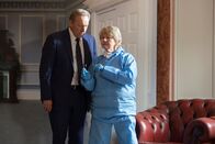 Inspector Barnaby – DCI John Barnaby (Neil Dudgeon) und Rechtsmedizinerin Fleur Perkins (Annette Badland) stehen vor einem Rätsel: Wie konnte jemand unerkannt in einem Raum voller Menschen einen tödlichen Schuss abgeben?