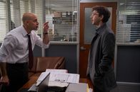 Die Akte Grand – Reporter Shepard (Shia LaBeouf, r.) erhält eine Gardinenpredigt von seinem Vorgesetzten Fuller (Stanley Tucci, l.).