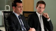 Suits – Im Fall um millionenschweren Insiderhandel steht viel auf dem Spiel – und ein Verdacht bringt Harvey (Gabriel Macht, l.) und Mike (Patrick J. Adams, r.) auf eine neue Spur.
