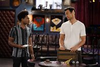 Call Me Kat – Carter (Julian Gant, l.); Max (Cheyenne Jackson, r.)