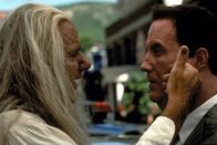 Stephen Kings Thinner - Der Fluch – Als Billy (Robert John Burke, r.) aus dem Gerichtsgebäude kommt, wartet dort der uralte Vater (Michael Constantine, l.) der getöteten Frau auf ihn, berührt ihn an der Wange und flüstert nur ein Wort: "dünner" ...