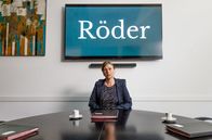 Watzmann ermittelt – Bestürzt erfährt Anwältin Manuela Röder (Bettina Mittendorfer), dass ihre Klientin ermordet wurde.