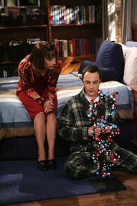 The Big Bang Theory – Sheldons (Jim Parsons, r.) Mutter Mary (Laurie Metcalf, l.) beweist Langmut, denn sie ist solche Eskapaden ihres Sohnes gewohnt, doch letztendlich greift sie resolut durch ...