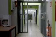 Jung hinter Gittern – Die Welt der Jugendlichen besteht aus einem langen Flur, von dem 13 Einzelzellen, eine Isolationszelle, mehrere Duschen, ein kleiner Sportraum und ein Gemeinschaftsraum abgehen.