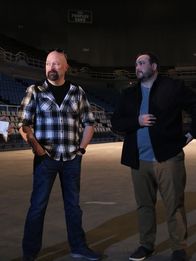 Ghost Hunters – Jason Hawes (l.) ist im Mississippi Coast Coliseum and Convention Centre, um den Kunden Michelle und Bryan zu helfen, das Unerklärliche zu erklären.