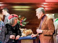 Professor T – Adelaide Tempest (Frances De La Tour) und ihr Freund Wilfred (Douglas Reith) vermissen Jasper Tempest unter den Gästen der Vernissage.