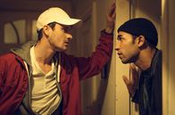 All You Need – Vince (Benito Bause, re.) und Robbie (Frédéric Brossier, li.) geraten aneinander.
