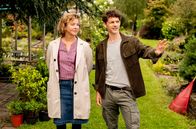 Meine Mutter ... – Heidi (Magarita Broich) hat Ron (Martin Bretschneider) für den Garten engagiert.