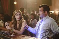 Desperate Housewives – Lynette (Felicity Huffman, l.) testet ihren Marktwert und bei Damon (Bill Coelius, r.) scheint sie gepunktet zu haben ...