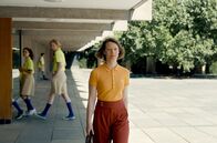 Club Zero – Miss Nowak (Mia Wasikowska) hat als Lehrerin für bewusste Ernährung eine neue Stelle in einem britischen Elite-Internat übernommen.