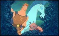Hercules – Disney präsentiert:: "Hercules", Hades, Gott der Unterwelt, will den Olymp beherrschen. Nur Hercules, der Sohn von Zeus und Hera, kann ihn einer Weissagung nach davon abhalten. Daher schickt er seine finsteren Gehilfen Pech und Schwefel zum Olymp, um den Widersacher zu vergiften. Hercules verliert seine Unsterblichkeit und weilt fortan unter den Menschen. Als junger Mann erfährt er seine Bestimmung. Nur durch Heldentaten kann er seine übermenschlichen Kräfte wiedererlangen. Hades schickt ihm eine Prüfung nach der anderen.