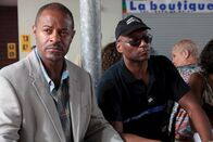 Death in Paradise – Leon Hamilton (Jeff Alexander, l.) soll den Gefangenen Vincent Carter (Colin Salmon, r.) nach Sainte Marie eskortieren.