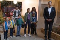 Single Parents – (v.l.n.r.) Amy Fogerty (Ella Allan); Emma Fogerty (Mia Allan); Miggy Park (Jake Choi); Graham D'Amato (Tyler Wladis); Angie D'Amato (Leighton Meester); Poppy Banks (Kimrie Lewis, oben); Rory Banks (Devin Trey Campbell, unten); Douglas Fogerty (Brad Garrett)