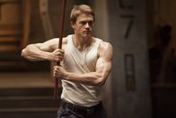 Pacific Rim – Raleigh (Charlie Hunnam) und sein Bruder Yancy waren erfolgreiche Jaeger-Piloten, bis Yancy bei einem Einsatz brutal von einem der Monster getötet wurde. Raleigh, der durch die Gedankenkopplung der Piloten alles mitverfolgen musste, hat seitdem mit einem schweren Trauma zu kämpfen ...