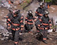 9-1-1: Lone Star – Owen Strand (Rob Lowe, l.); Marjan Marwani (Natacha Karam, r.)