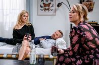 Sturm der Liebe – Yvonne (Tanja Lanäus, l. mit Laura Osswald, r. & Sven Waasner, M.) erkennt, dass Caspar nach dem Tod seiner Eltern zutiefst einsam ist.