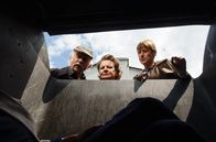 Rentnercops – Martin Turm wird vor seiner Garage, in einer Mülltonne, erschlagen aufgefunden. Edwin Bremer (Tilo Prückner, l.), Hannah (Swetlana Schönfeld, M.) und Dr. Rosalind Schmidt (Helene Grass, r.) untersuchen den Leichenfundort.