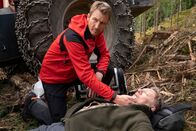 Der Bergdoktor – Bei Waldarbeiten wird Ernst Müller (Hans Brückner, r.) schwer verletzt. Kommt Hans Gruber (Heiko Ruprecht, l.) und sein Team noch rechtzeitig?