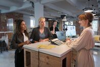SOKO Leipzig – Kim (Amy Mußul, l.) und Ina (Melanie Marschke, 2.v.l.) versuchen in Justin Kennerts (Frederik von Lüttichau, 2.v.r.) Agentur mehr über den Tod von Kevin Brammer zu erfahren. Kann ihnen Cara Richter (Sina Genschel, r.) dabei helfen?