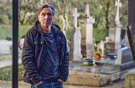 Poison - Eine Liebesgeschichte – Als Lucas (Tim Roth) auf dem Friedhof, auf dem sein Sohn begraben liegt, seine Ex-Frau trifft, kommen viele alte Gefühle wieder hoch.