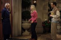 The Big Bang Theory – Penny (Kaley Cuoco, M.) kommt über Stuart an Stan Lees (Stan Lee, l.) Adresse heran und schleppt Sheldon (Jim Parsons, r.), auf Wiedergutmachung bedacht, mit zu dessen Haus. Stan Lee ist alles andere als begeistert über den unerwünschten Besuch ...