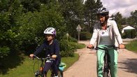 Sesamstraße – Nele liebt Radtouren mit ihrer Oma.
