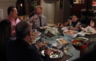 Modern Family – v.li.: Gloria Delgado (Sofía Vergara), Cameron Tucker (Eric Stonestreet), Jay Pritchett (Ed O'Neill), Mitchell Pritchett (Jesse Tyler Ferguson), Manny Delgado (Rico Rodriguez), Lily Tucker-Pritchett (Aubrey Anderson-Emmons).