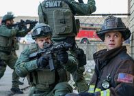 Chicago Fire – Chicago Fire Unter Beschuss - The Sky Is Falling Staffel 4, Episode 13 Er erhält Feuerschutz: Jesse Spencer als Matthew Casey (r.)