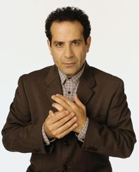 Monk – Die Jura-Studentin Julie heuert Adrian Monk (Tony Shalhoub) an, um ihre vermisste Großmutter zu finden.