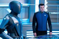 The Orville - New Horizons – Isaac (Mark Jackson, l.); Captain Ed Mercer (Seth MacFarlane, r.)