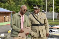 Death in Paradise – Eigentlich will Detective Mervin Wilson (Don Gilet, l.) die Insel verlassen, doch ein weiterer spannender Fall hält ihn zurück und er hilft bei den Ermittlungen. Commissioner Selwyn Patterson (Don Warrington, r.) ist an seiner Seite.