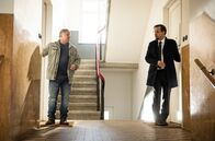 Tatort – Ob sie es wollen oder nicht: Ihre Wege kreuzen sich immer wieder im Job und auch zuhause. Denn der Rechtsmediziner Prof. Karl-Friedrichs Boerne (Jan Josef Liefers, r.) und Kommissar Frank Thiel (Axel Prahl, l.) wohnen Tür an Tür.
