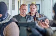 Die Spur der Mörder – Kommissar Ingo Thiel (Heino Ferch, li.) und sein Ermittlungspartner Winfried „Winni“ Karls (Ronald Kukulies, re.) im Einsatz