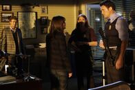 The Mentalist – Versuchen Licht ins Dunkle zu bringen: Wayne (Owain Yeoman, r.), Teresa (Robin Tunney, 2.v.l.), Patrick (Simon Baker, l.) und Grace (Amanda Righetti, 2.v.r.) ...