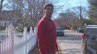 Ein perfekter Mord – The mysterious man in the red shirt stalks past Randys house.