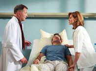 In aller Freundschaft – Andreas Reuter (Matthias Freihof, Mitte) ist mit starken Schmerzen ohnmächtig geworden. Dr. Roland Heilmann (Thomas Rühmann, links) und Schwester Yvonne (Maren Gilzer) lassen sofort eine radiologische Untersuchung anfordern.
