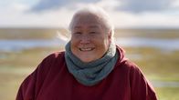 Alaska - Eisige Tradition – Teresa Pingayak bei der Robbenjagd mit ihrer Familie. (National Geographic für Disney)