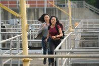 MacGyver – Desi Nguyen (Levy Tran, l.); Riley Davis (Tristin Mays, r.)