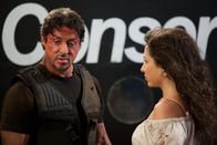 The Expendables – Barney Ross (Sylvester Stallone) und Sandra (Giselle Itié)