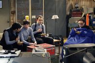 The Big Bang Theory – Während Sheldon (Jim Parsons, 2.v.r.) noch damit hadert, ob er tatsächlich seine gewohnte Umgebung verlassen soll, freuen sich Leonard (Johnny Galecki, r.), Rajesh (Kunal Nayyar, l.) und Howard (Simon Helberg, 2.v.l.) auf einen Sommer ohne ihn. Zu früh, wie sich zeigt, denn Sheldon will sie als Crew haben ...