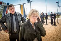 Notruf Hafenkante – Karin (Anne Kasprik) muss Antonias Mutter beibringen, dass ihre Tochter spurlos verschwand, während sie auf sie aufpasste. Hans (Bruno F. Apitz) und seine Kollegen sind schon vor Ort, um die Suche aufzunehmen.