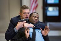 Interrogation - Deine Zeit läuft ab – Ein Attentäter droht dem FBI, mehrere Bomben, die über die Stadt verteilt sind hochzujagen. Vernehmsungsexperte Lucas Nolas (Adam Copeland, l.) und IT-Spezialistin Becky bleibt nur wenig Zeit, um den perfiden Plan zu durchkreuzen und tausende Menschenleben zu retten.
