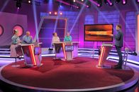 Meister des Alltags – Moderator Florian Weber stellt im SWR Wissensquiz „Meister des Alltags“ die Alltagstauglichkeit seiner prominenten Kandidaten auf die Probe. „Meister des Alltags“ spendet seinen Gewinn einem guten Zweck. v.li. Enie van de Meiklokjes & Bodo Bach, Alice Hoffmann & Wigald Boning und Florian Weber.