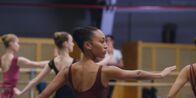 Spellbound - Verzaubert in Paris – Cece (Hailey Romain) und die anderen Ballettschüler proben für ihren großen Auftritt in der Pariser Oper.