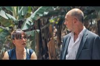 El Hierro - Mord auf den Kanarischen Inseln – Für die Einheimischen ist Pilars Vater Antonio Díaz (Darío Grandinetti) der Schuldige. Die frisch auf der Insel eingetroffene Richterin Candela (Candela Peña) übernimmt die Ermittlungen.