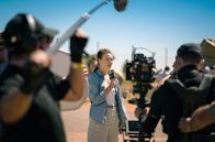 Die Newsreader – Mit ihrem Bericht zu einem vielbeachteten Kriminalfilm will Helen (Anna Torv, Mi.) auf sich aufmerksam machen.