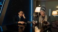 Stardust Hotel – Die neue Besitzerin des Hotels löst bei Eks (Tomomi Themann) und Vero Sue (Sabine Vitua) nicht unbedingt Begeisterungsstürme aus.