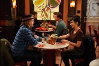Last Man Standing – Als Kyle (Christoph Sanders, l.) von Mandy (Molly Ephraim, r.) einen Hut geschenkt bekommt, sorgt das für einige Verwirrungen ...