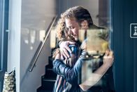 Der Staatsanwalt – IT-Spezialist Robby Hagen (Max Woelky) kümmert sich um Amira Kantner (Klara Deutschmann).